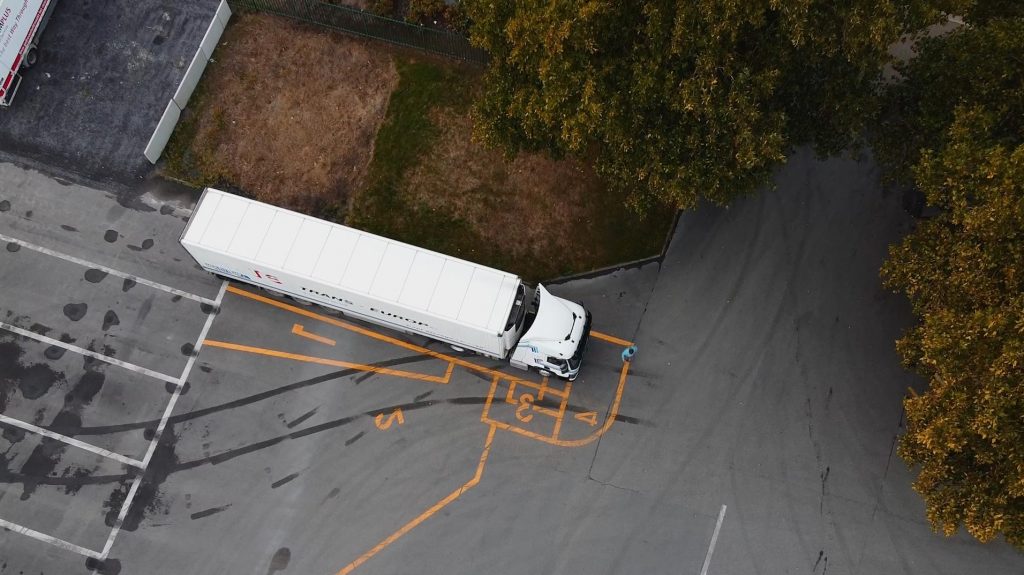 Vrachtwagen aan het parkeren tijdens opleiding over dode hoek