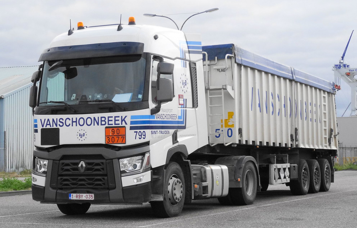 Vervoer afval en gevaarlijke stoffen met vrachtwagen van Transport Vanschoonbeek
