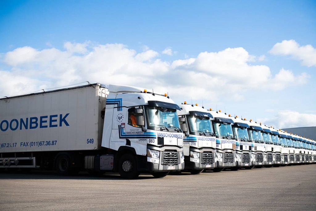 Wagenpark Transport Vanschoonbeek met meerdere vrachtwagens naast elkaar geparkeerd