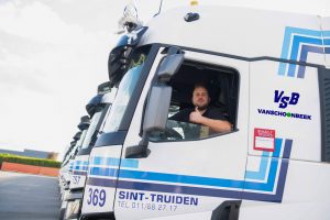 Positieve vrachtwagenchauffeur Transport Vanschoonbeek